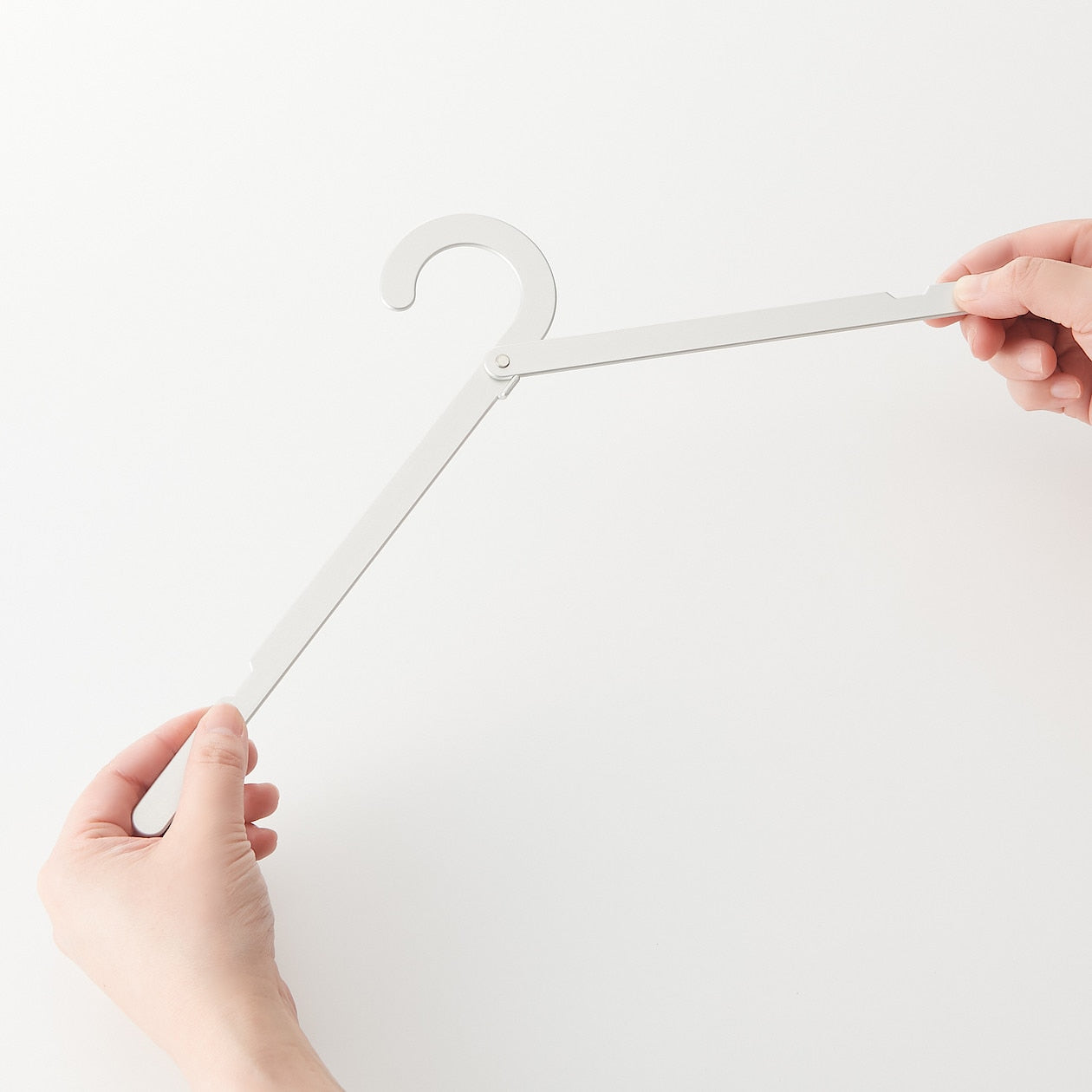PORTABLE ALUMINIUM HANGER