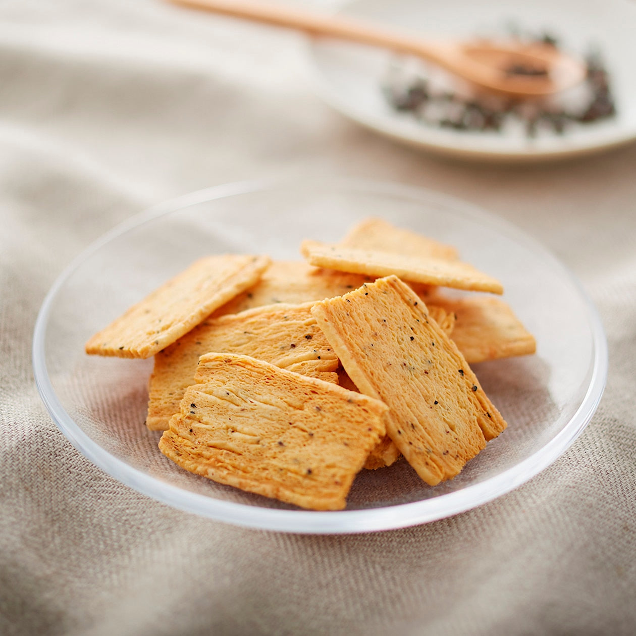 Cheddar and Black Pepper Savoury Biscuits 70g