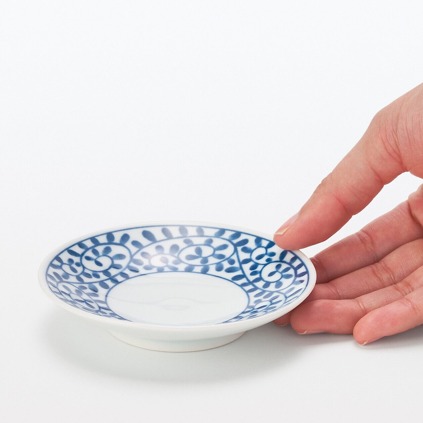Hasami Ware Porcelain Plate ‐ Arabesque Pattern